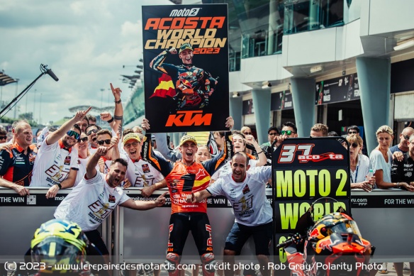 Acosta devient le 2e plus jeune champion de l'histoire de la catégorie intermédiaire (Moto2 et GP250) Acosta devient le 2e plus jeune champion de l'histoire de la catégorie intermédiaire (Moto2 et GP250)