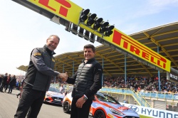 Giorgio Barbier (Pirelli) et Gregorio Lavilla (WorldSBK)