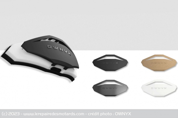 Noir, blanc, cuir ou carbone, le dispositif présente un système de coque interchangeable pour changer de style Noir, blanc, cuir ou carbone, le dispositif présente un système de coque interchangeable pour changer de style