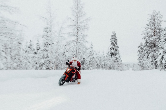 Le Père Noël montre sa Verge