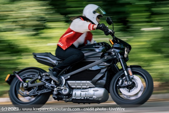 Le roadster électrique s'affiche à 25.290 euros en France Le roadster électrique s'affiche à 25.290 euros en France