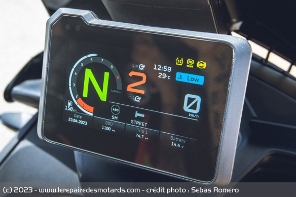 Le compteur TFT de la KTM 890 SMT