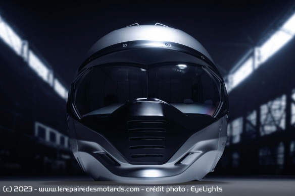 La Rocket One est équipée de son casque à réalité augmentée La Rocket One est équipée de son casque à réalité augmentée