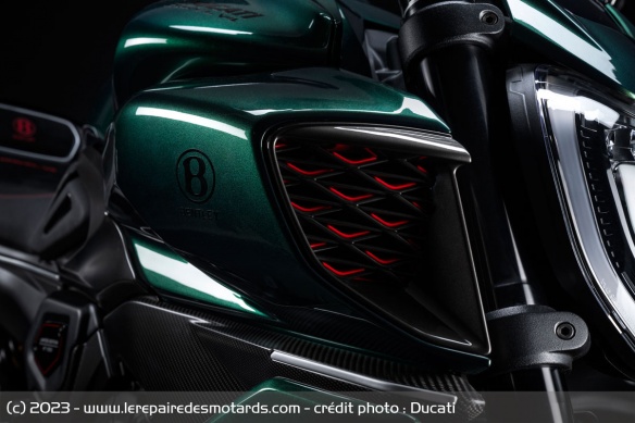 Les prises d'air rappellent la calandre de la Bentley