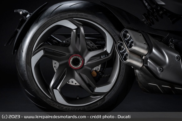 La jante arrière de la Diavel for Bentley