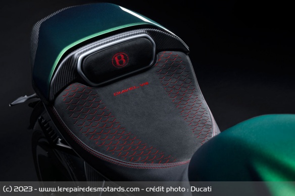 La selle reprend le design des sièges de la Batur