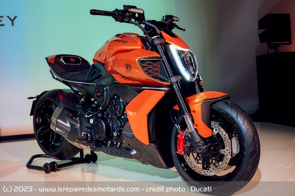 Cruiser Ducati Diavel for Bentley Mulliner