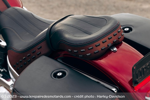 La selle aussi bénéficie de flancs rouges