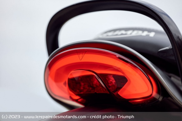 Le feu arrière de la Triumph Speed 400