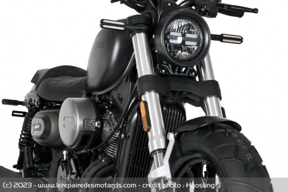 La fourche inversée du bobber Hyosung GV300S-EVO