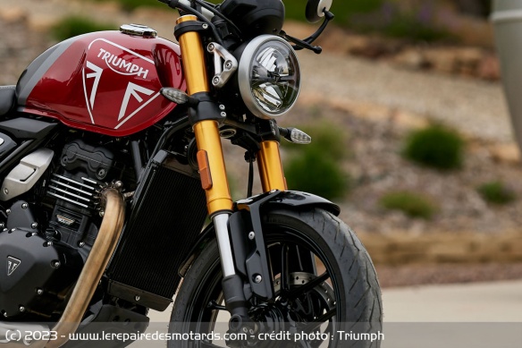 La fourche inversée de la Triumph Speed 400