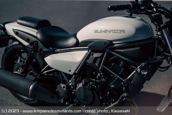 Le bicylindre est repris des Ninja 400 et Z400 Le bicylindre est repris des Ninja 400 et Z400