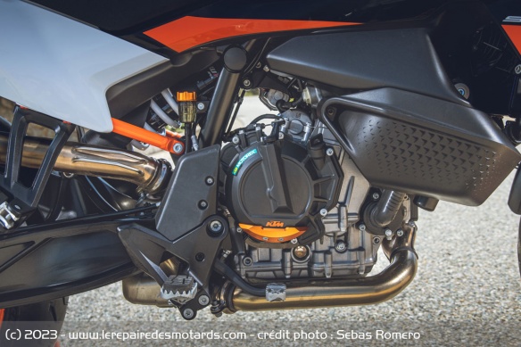 Le twin LC8c développe ici 105 ch et 100 Nm