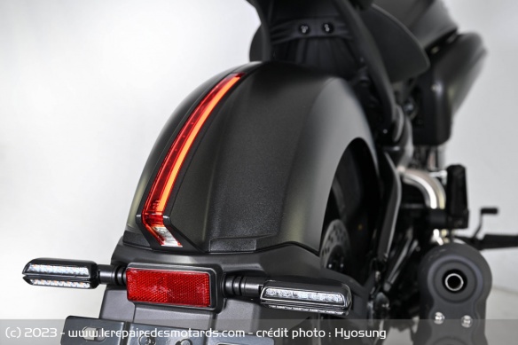 Le feu arrière de la Hyosung GV125R
