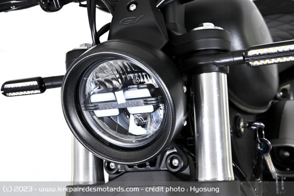 Le phare du bobber Hyosung GV125S-EVO