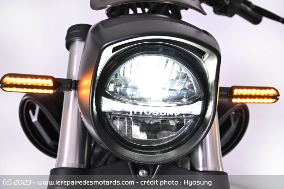 Le phare avant de la Hyosung GV125R