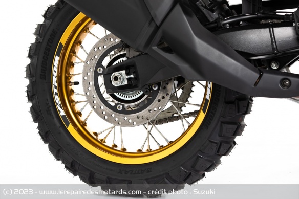 Les pneux Bridgestone AX41 de la Suzuki V-Strom 800DE Rally Edition Les pneux Bridgestone AX41 de la Suzuki V-Strom 800DE Rally Edition