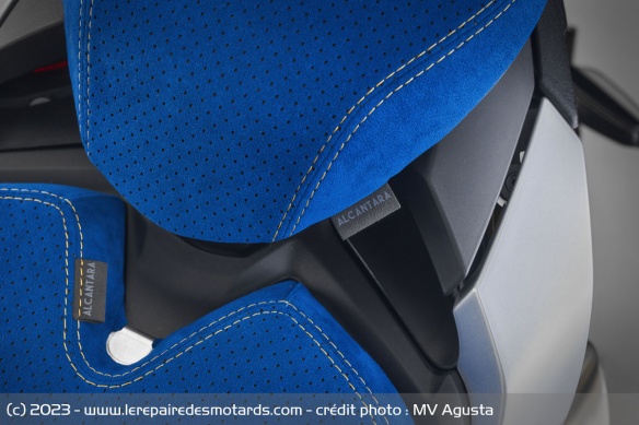 La selle en Alcantara vient renforcée la livrée bleue La selle en Alcantara vient renforcée la livrée bleue