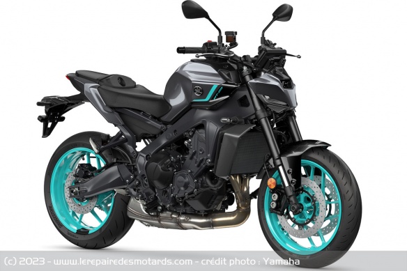 Roadster Yamaha MT-09 Midnight Cyan