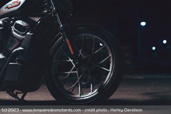 Les nouvelles jantes en aluminium coulé présente un design inédit dans la gamme Harley