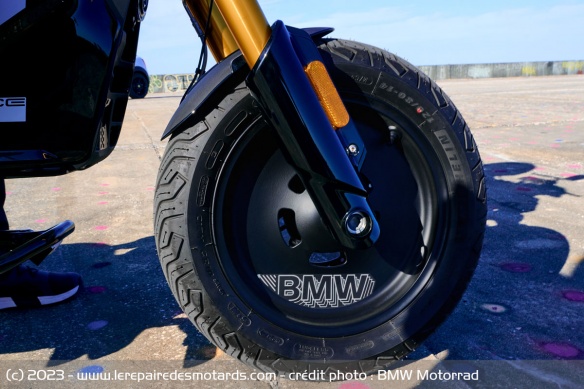 Les petites roues de 14 pouces sont particulièrement adaptées aux évolutions urbaines Les petites roues de 14 pouces sont particulièrement adaptées aux évolutions urbaines