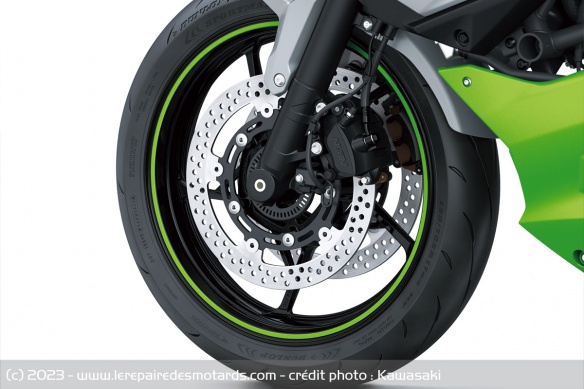 La roue avant de la Kawasaki Ninja 7 Hybrid