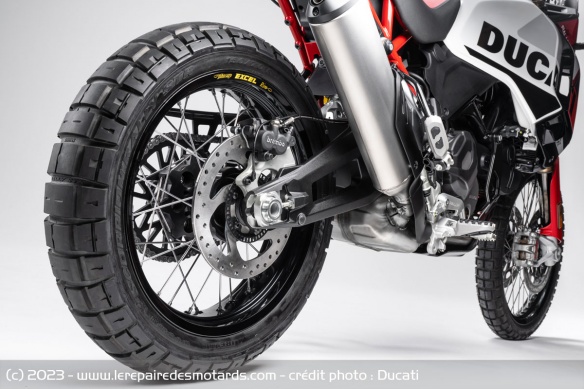 La roue arrière de la Ducati DesertX Rally
