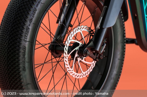 La roue avant du Yamaha Booster