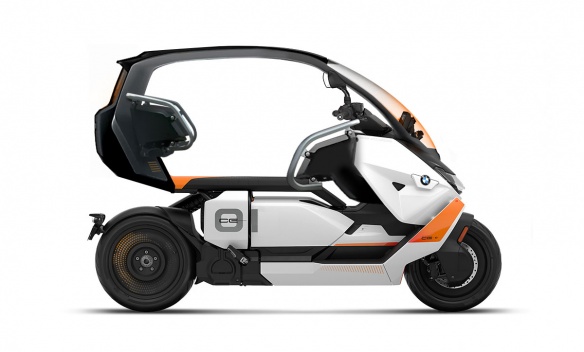 BMW CE-01 avec les arceaux déployés