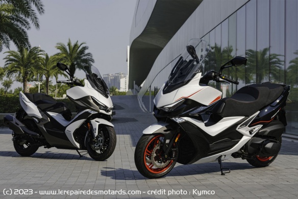 En France, le Xciting VS 400 est disponible en noir et version SE