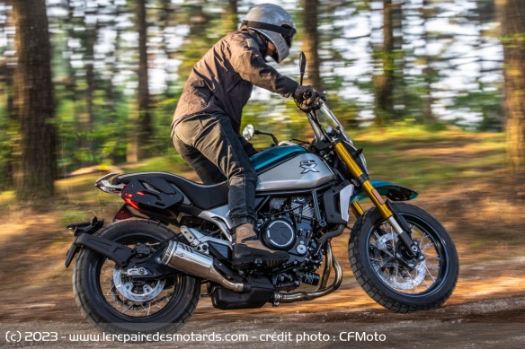 Avec l'Adventure, la 700 CL-X se la joue scrambler Avec l'Adventure, la 700 CL-X se la joue scrambler