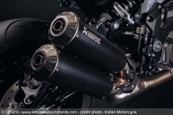 Le silencieux Akrapovic de l'Indian FTR x 100% R Carbon Le silencieux Akrapovic de l'Indian FTR x 100% R Carbon
