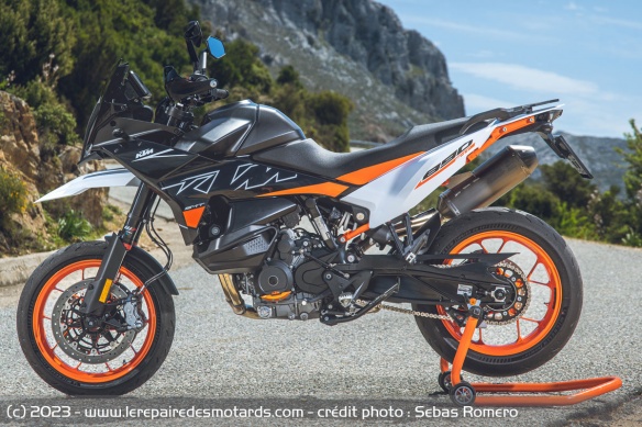 La 890 SMT s'appuie en grande partie sur la 890 Adventure