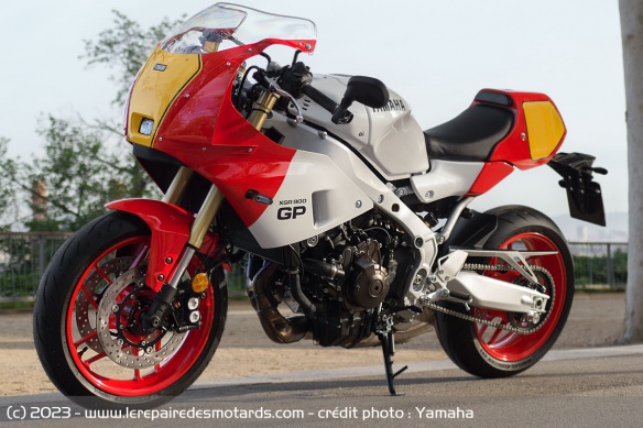 La livrée s'inspire de celle des Yamaha de Grands Prix de la fin des années 1980 La livrée s'inspire de celle des Yamaha de Grands Prix de la fin des années 1980