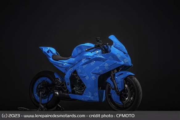 La 500SR est équipée d'un moteur 4 cylindres La 500SR est équipée d'un moteur 4 cylindres