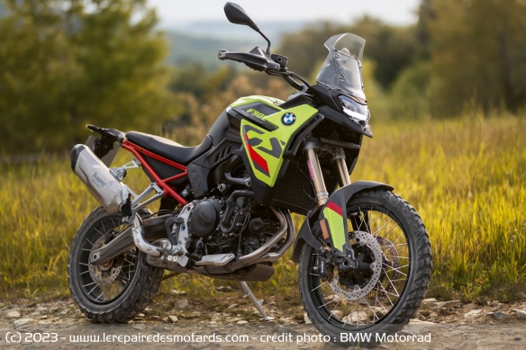 Le design de la F 900 GS a été totalement revu, en particulier au niveau de l'optique avant Le design de la F 900 GS a été totalement revu, en particulier au niveau de l'optique avant