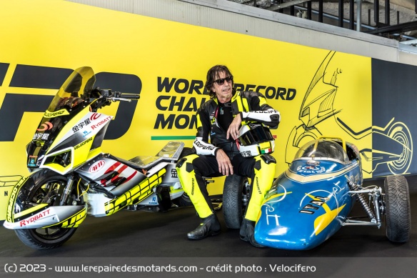 Alessandro Tartarini avec son prototype et celui de son père Alessandro Tartarini avec son prototype et celui de son père