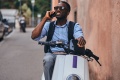 Les jeunes scootristes addicts tlphone