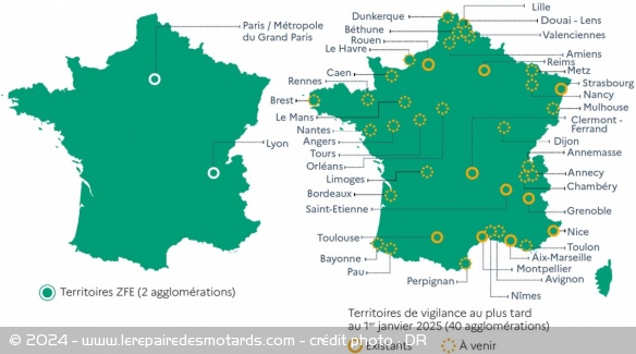 Les cartes de France des ZFE (à gauche) et des territoires de vigilance (à droite)
