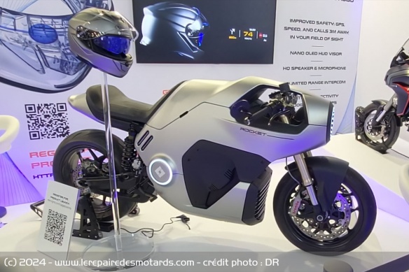 La dernière génération de HUD s'exposait à Milan à côté du concept Rocket One La dernière génération de HUD s'exposait à Milan à côté du concept Rocket One