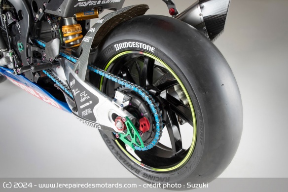 Le pneu arrière Bridgestone de la Suzuki GSX-R1000 du Team Suzuki CN Challenge Le pneu arrière Bridgestone de la Suzuki GSX-R1000 du Team Suzuki CN Challenge