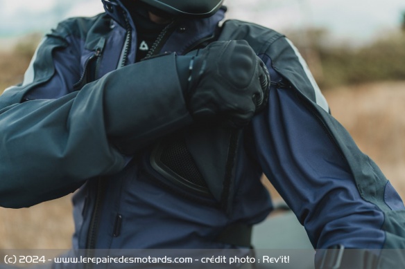 Imperméable, la combinaison présente également de nombreuses ventilations