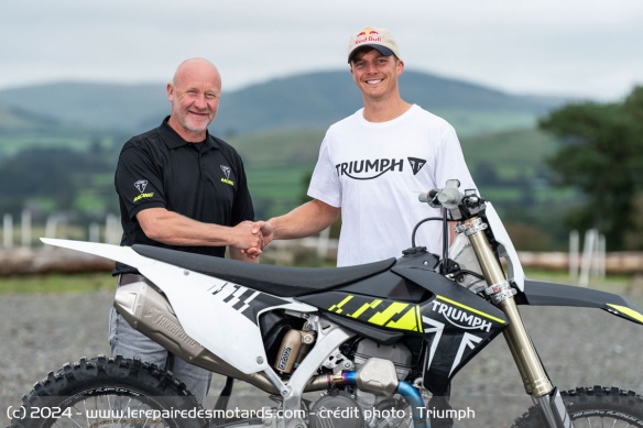 Paul Edmondson et Jonny Walker avec la Triumph TF 250 Paul Edmondson et Jonny Walker avec la Triumph TF 250