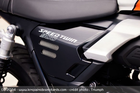 Les caches latéraux de la Triumph Speed Twin 900