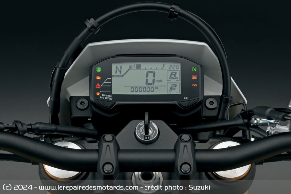 Les deux motos sont équipées d'un compteur LCD compact