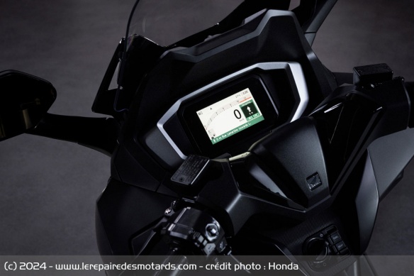 Le compteur TFT du Honda Forza 125 2025 Le compteur TFT du Honda Forza 125 2025