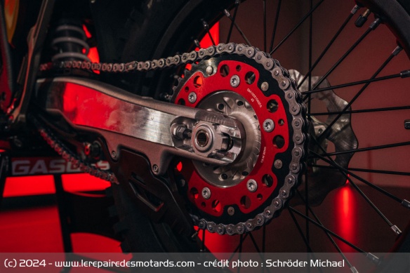 L'enduro hérite aussi de pièces anodisés rouge