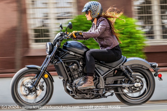 L'ergonomie a été ajustée sur la Rebel 1100 2025 L'ergonomie a été ajustée sur la Rebel 1100 2025