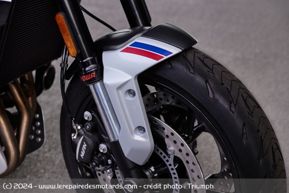 Le garde-boue avant de la Triumph Trident Triple Tribute