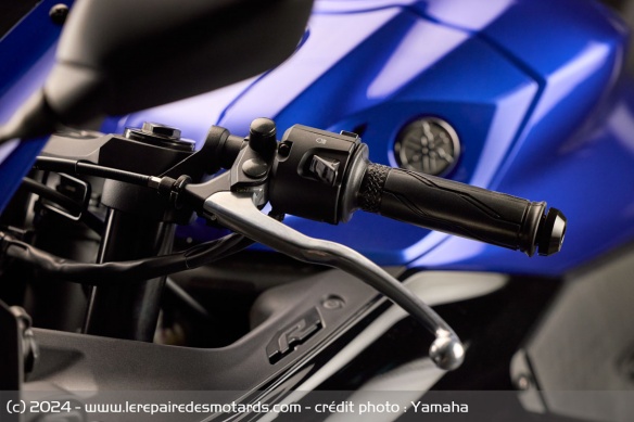 Le levier d'embrayage de la Yamaha R3 2025